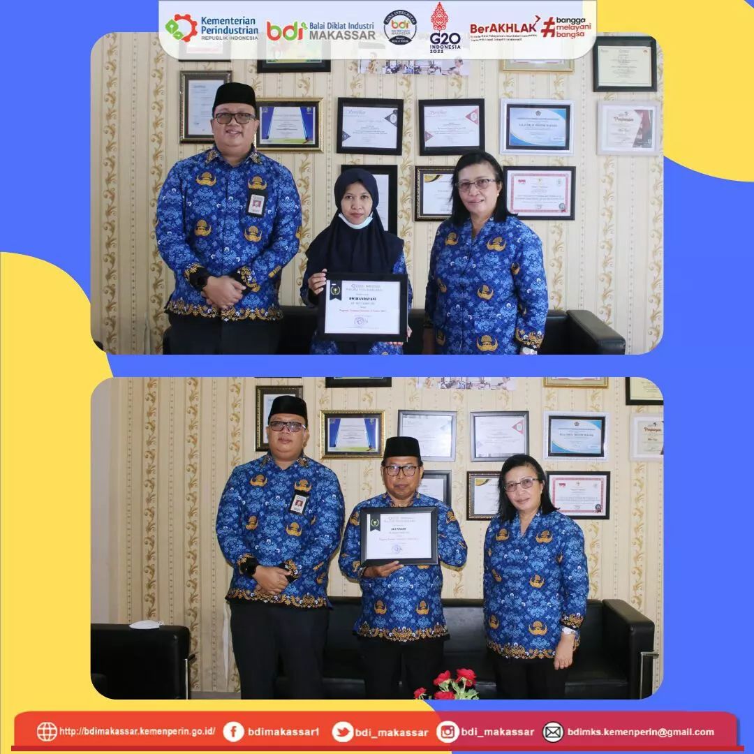 Penyerahan Piagam Penghargaan Pegawai Teladan