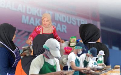Peserta diklat sedang praktik