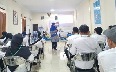 Narasumber memberikan materi