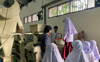 Kunjungan siswa ke area produksi
